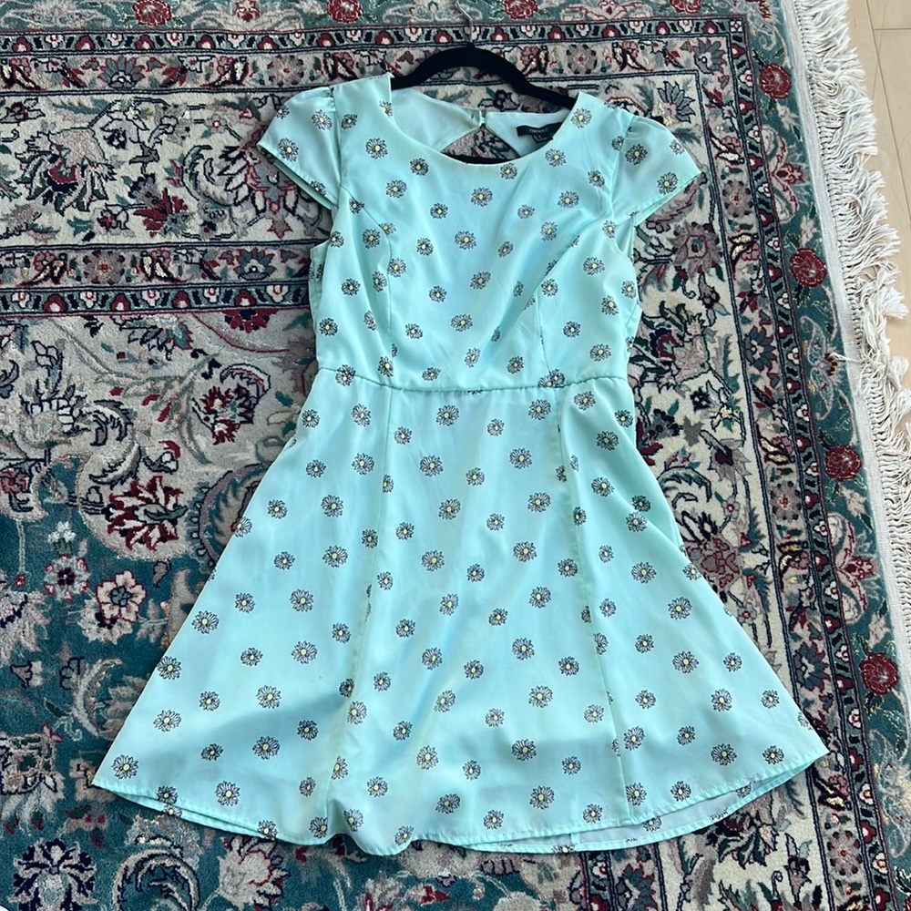 Blue dress with daisy flowers